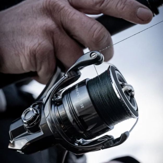 Shimano Twin Power FE spinning rola veličine C3000 i 4000M s aluminijskim tijelom i HAGANE tehnologijom.